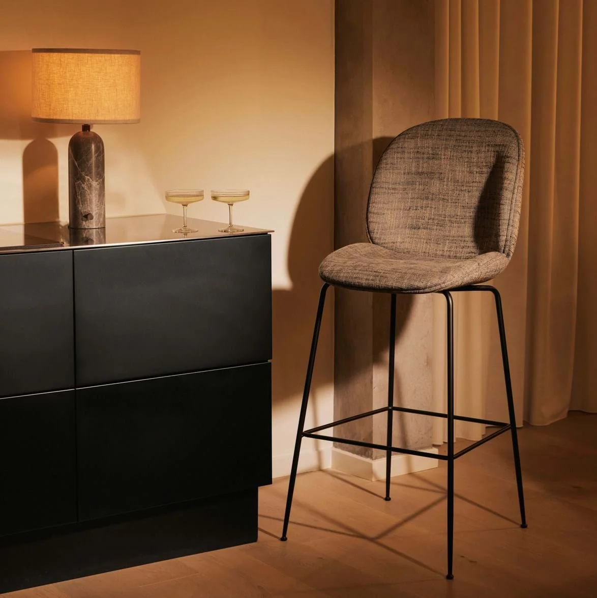 Beetle Bar Chair 75 cm Fully Upholstered Black Matt Base - Bild 4